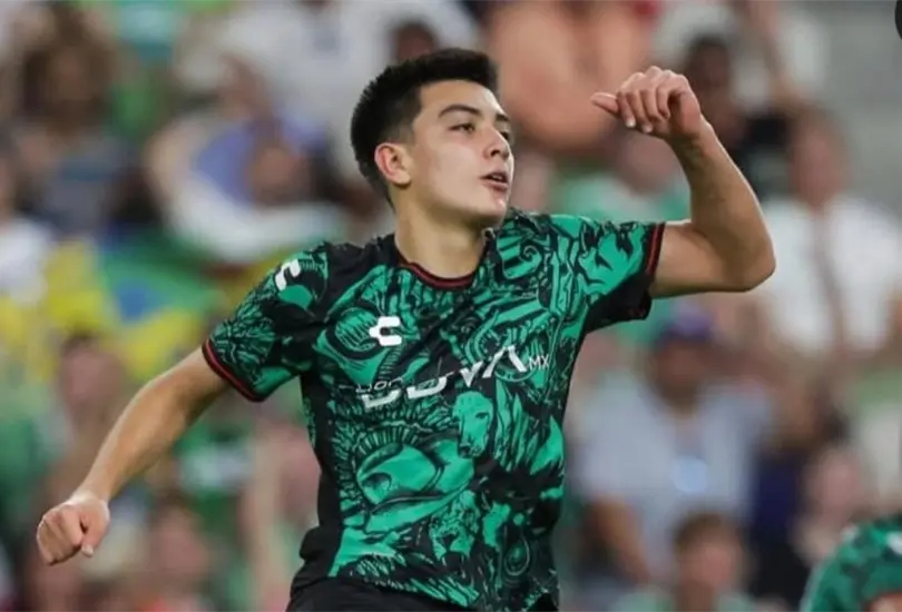 Gil Mora sorprende a sus fans en el México-Uruguay. Gil Mora sorprende a sus fans en el México-Uruguay.