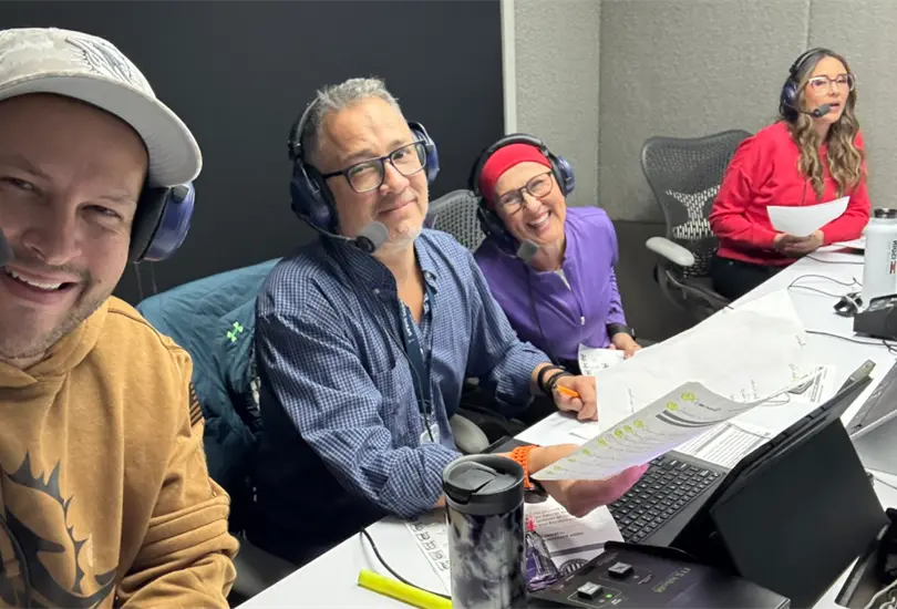 Geo González feliz con sus colegas tras vencer su segunda batalla contra el cáncer. Geo González feliz con sus colegas tras vencer su segunda batalla contra el cáncer.