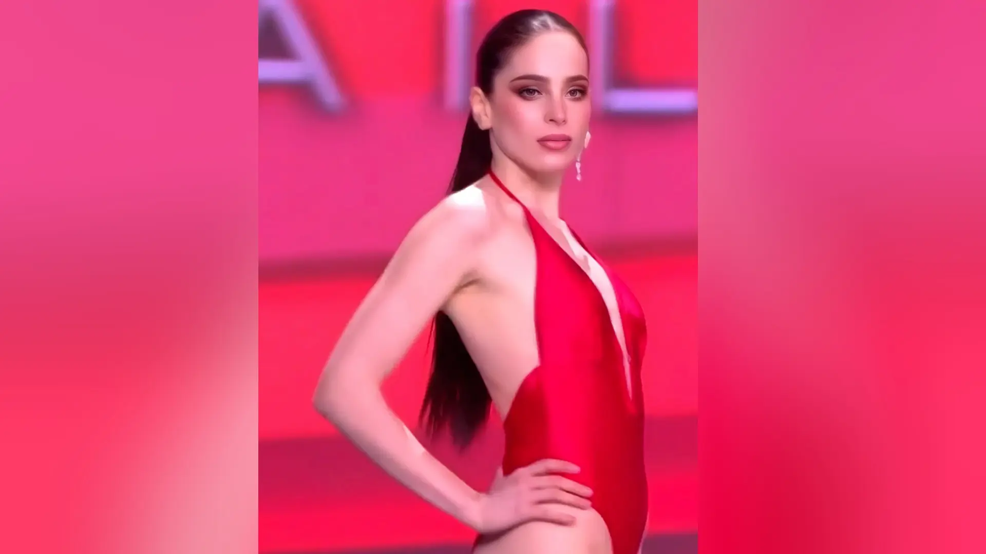 La mexicana Fátima Bosch encendió la preliminar de Miss Universe 2025 con un traje de baño rojo que confirmó su etiqueta de favorita.