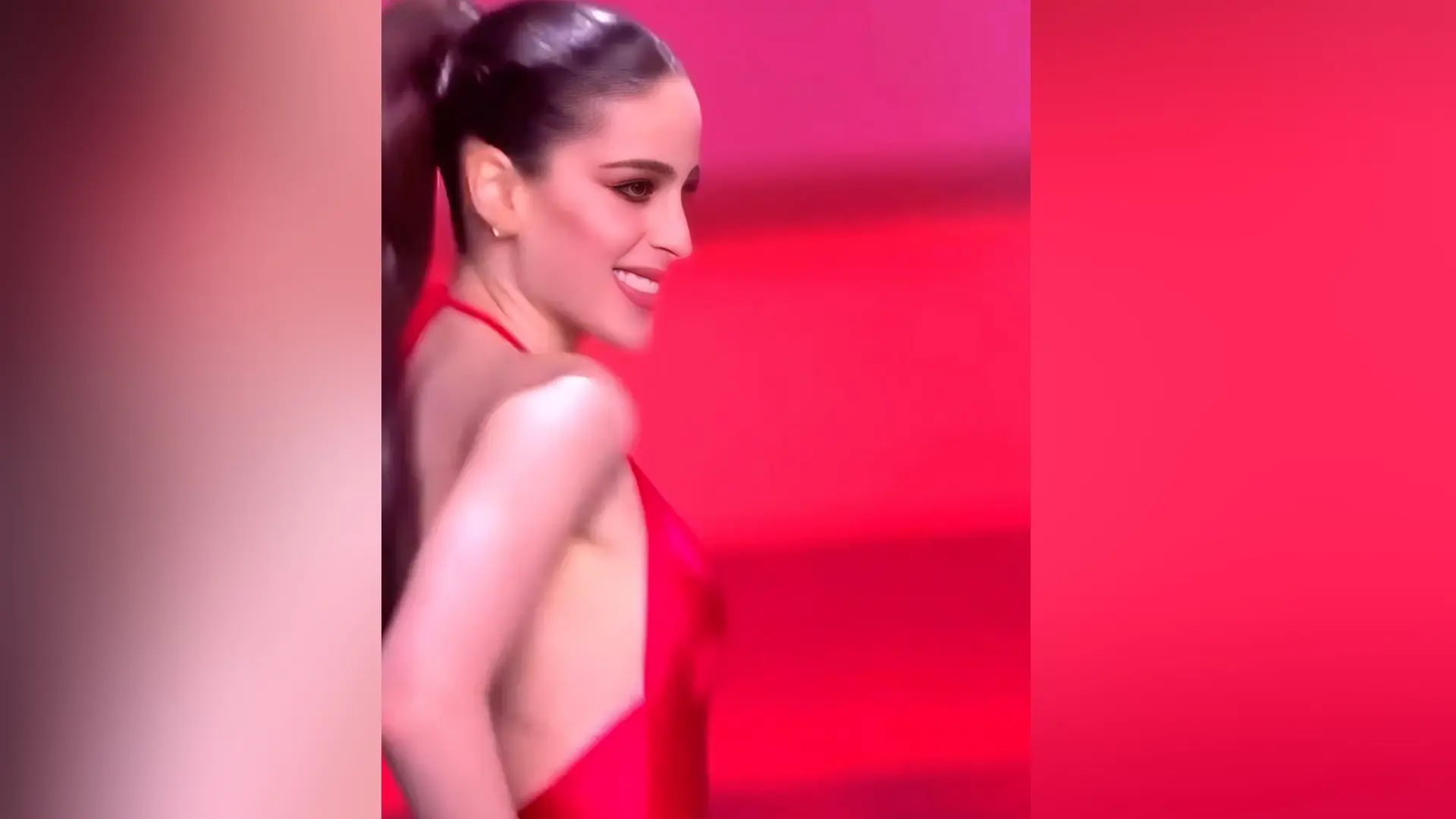 El traje de baño rojo de una pieza, acompañado de una coleta alta, dejó ver una Fátima Bosch elegante y perfectamente preparada para la final.