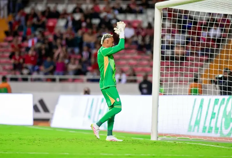 Keylor Navas se dejó ver afectado por la eliminación de Costa Rica