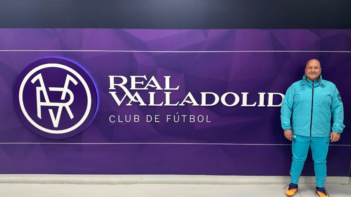  El exgobernador de Jalisco, Enrique Alfaro, iniciará su carrera como auxiliar técnico de Guillermo Almada en el Real Valladolid. 