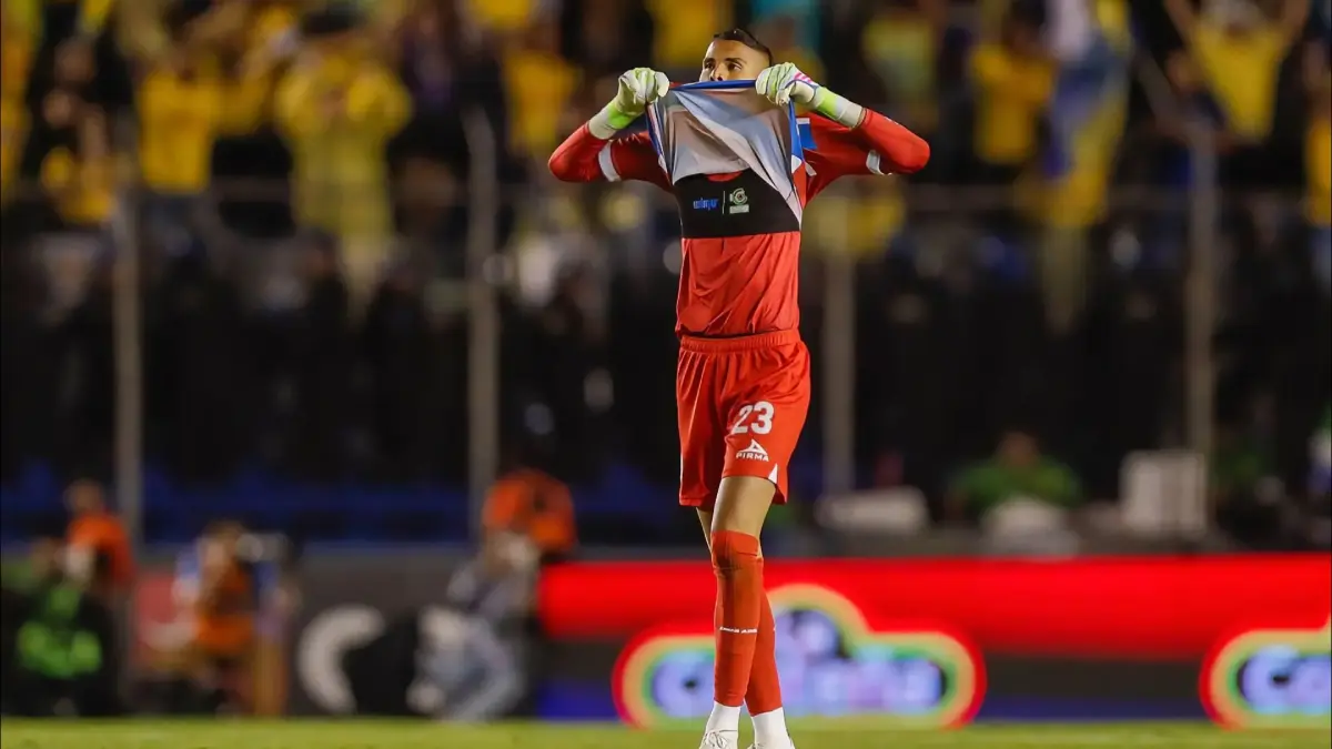  El portero de Cruz Azul, Kevin Mier, fue demandado por adeudos, daños al inmueble que rentaba y presunto incumplimiento de contrato. 