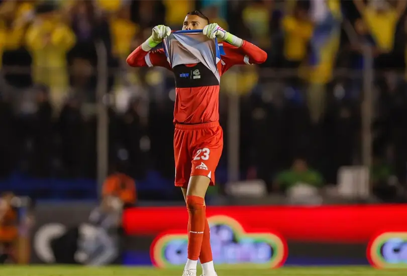 El portero de Cruz Azul, Kevin Mier, fue demandado por adeudos, daños al inmueble que rentaba y presunto incumplimiento de contrato.