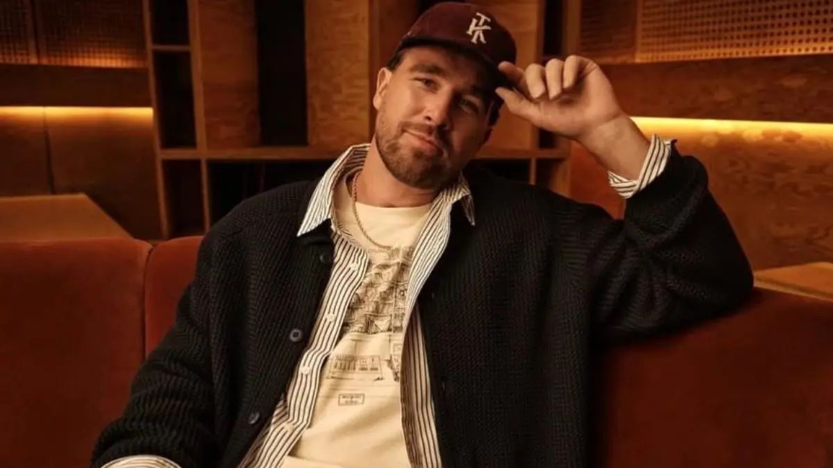  Taylor Swift convirtió una entrevista antigua de Travis Kelce en la inspiración de So High School, una de las canciones más virales de sus últimas eras. 