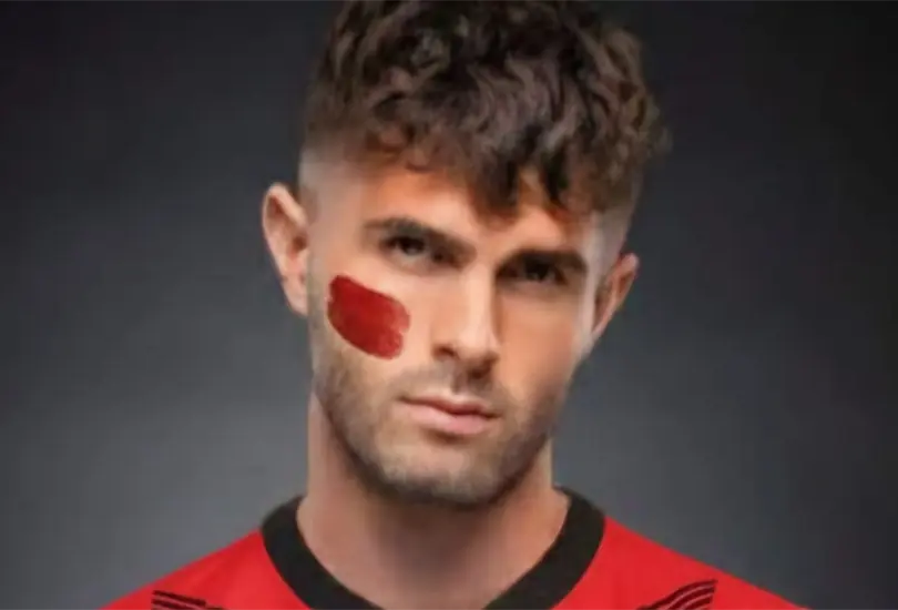 Los futbolistas italianos se unen en un gesto contra la violencia doméstica durante el clásico milanés.