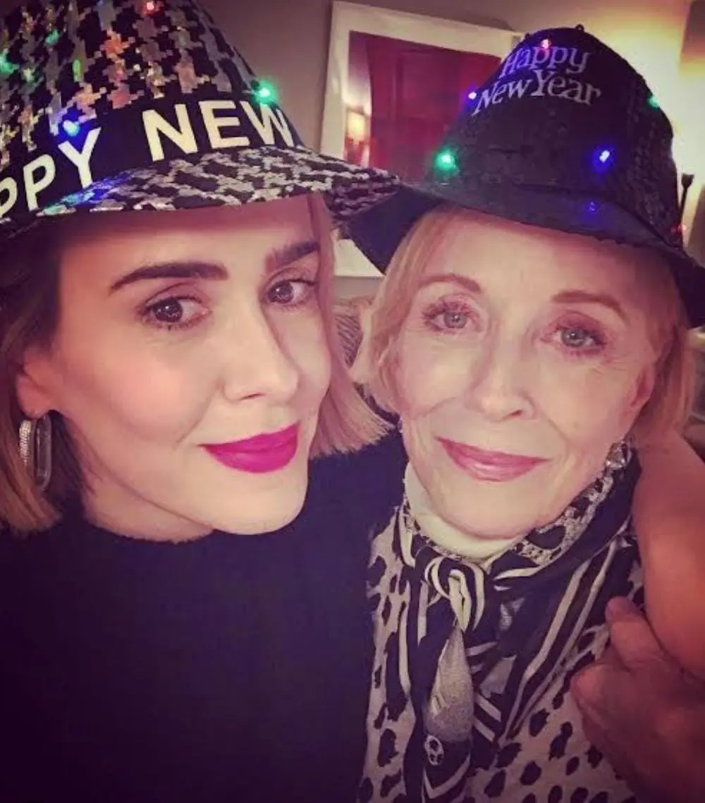 Evelyn Harper-Holland Taylor (a la derecha)