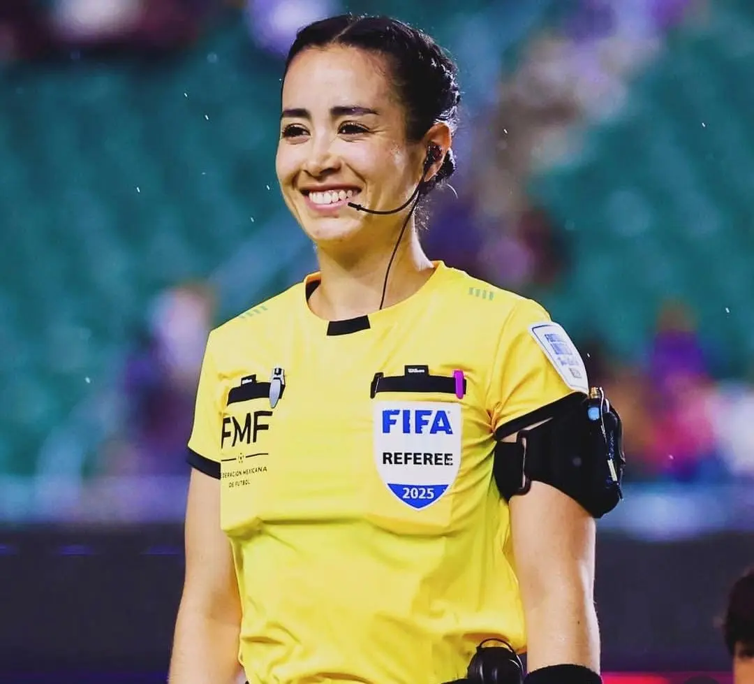 En París 2024 se convirtió en la primera mujer en arbitrar un partido de fútbol varonil en la historia de los Juegos Olímpicos.