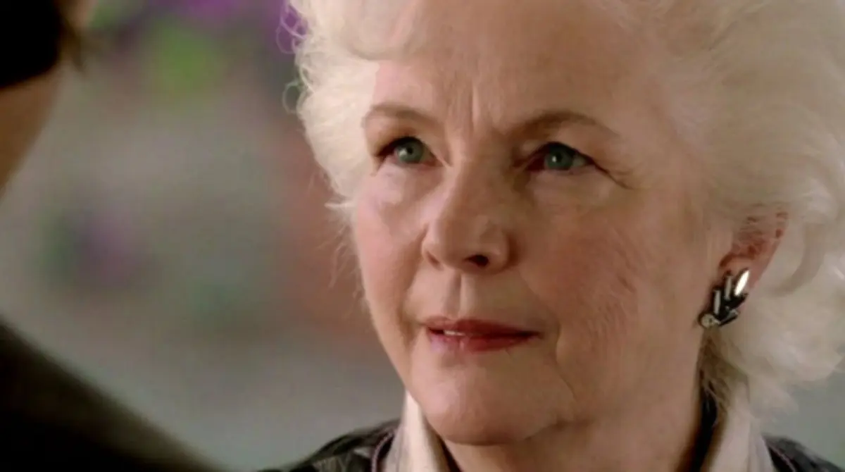 También dobló a Eloise Hawking en lost 