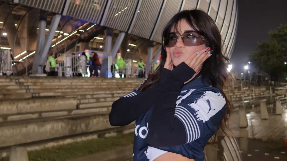 La influencer Alana Flores vuelve a ser centro de atención al publicar una foto con la playera de Rayados antes de un partido importante. 