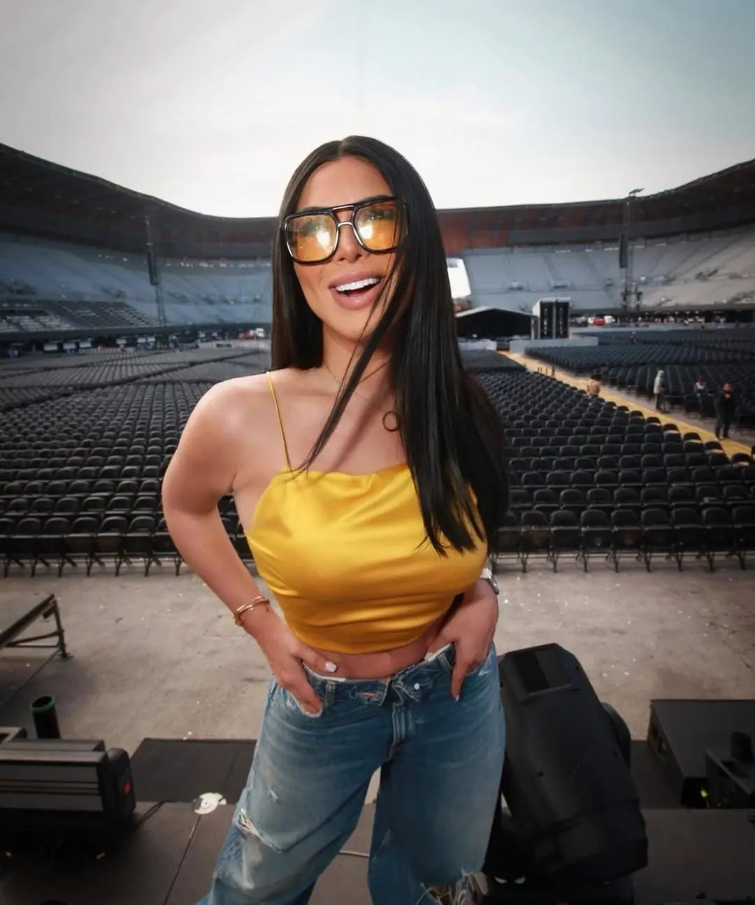 Paola mide Mide 1.68 metros.