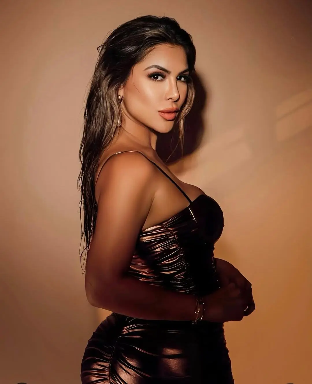 Otro dato es que Héctor y Paola se conocieron por amigos en común, y cuando ella lo invitó a su podcast, él aceptó de inmediato porque 'quería convivir más con ella."<br>