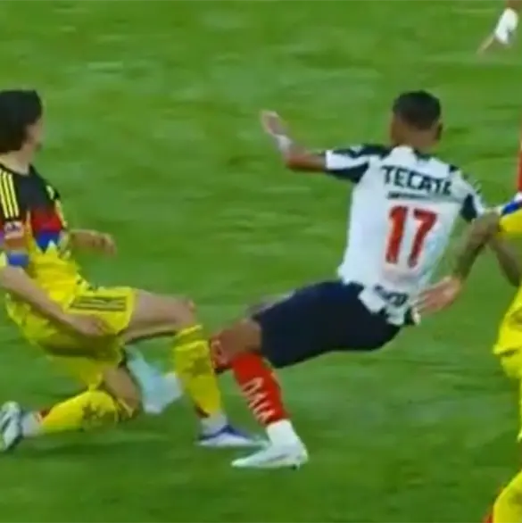 Afición del América arremete contra el arbitraje del partido vs Rayados