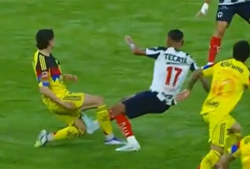 La polémica arbitral sale a relucir en el partido de América vs Rayados La polémica arbitral sale a relucir en el partido de América vs Rayados