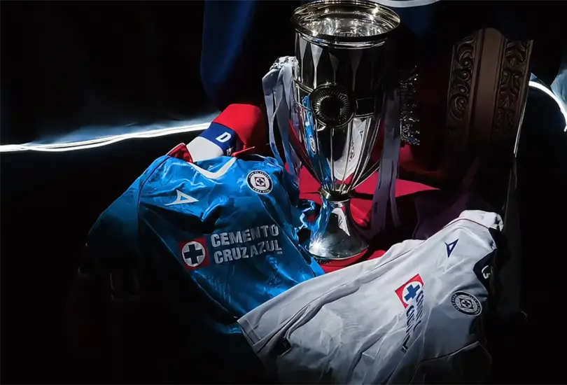 Cruz Azul presentó los jerseys que utilizará en la Copa Intercontinental, con un diseño especial para el torneo y detalles que destacan la identidad del club. Cruz Azul presentó los jerseys que utilizará en la Copa Intercontinental, con un diseño especial para el torneo y detalles que destacan la identidad del club.