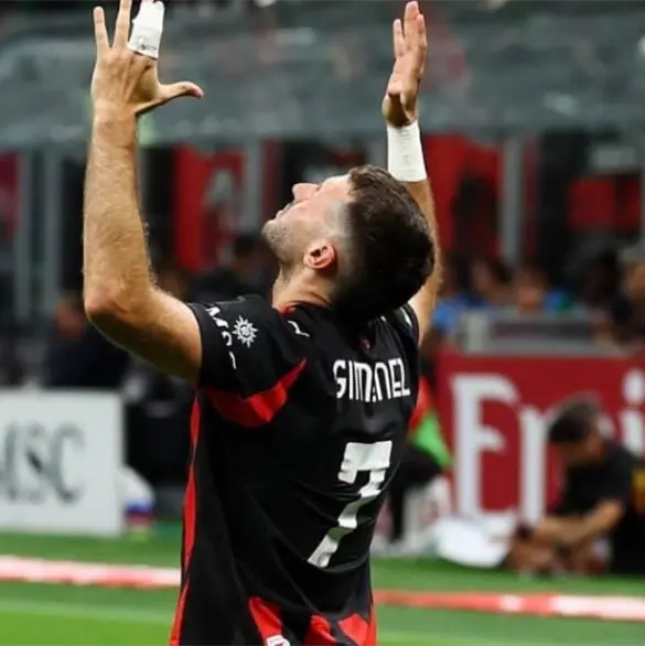 Anuncian posible regreso de Santiago Giménez al AC Milan