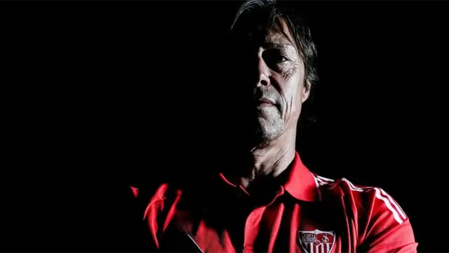 Mat&iacute;as Almeyda echa a reporteros en conferencia de prensa