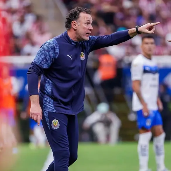 Decisión emotiva de Milito fortalece unión en Chivas  vs Cruz Azul