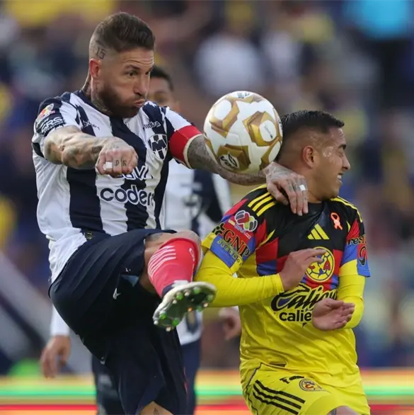 América exhibe la mala inversión de Rayados con figuras de papel América exhibe la mala inversión de Rayados con figuras de papel