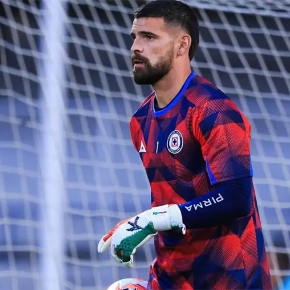 Las palabras del portero de Cruz Azul sobre el penal fallado por Chicharito