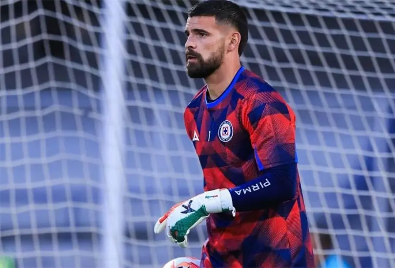 El portero de Cruz Azul, Andrés Gudiño, reaccionó al penal fallado por Chicharito.