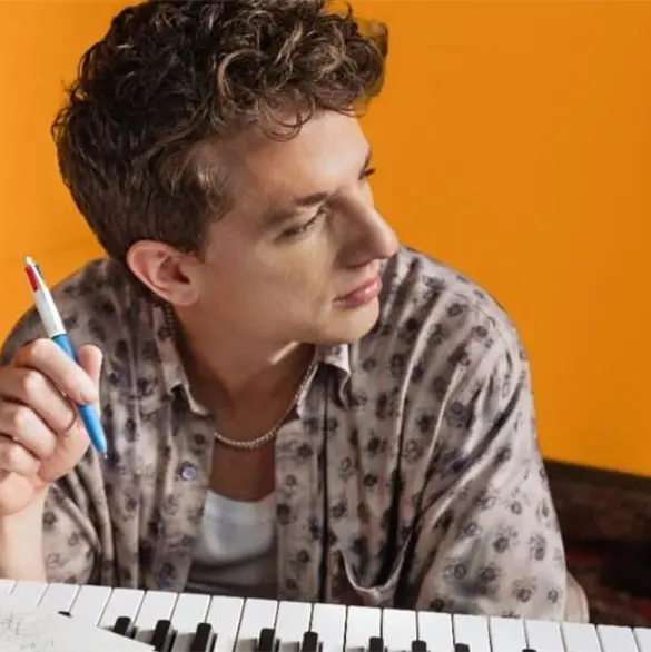 Charlie Puth: El cantante que interpretará el himno en el Super Bowl LX Charlie Puth: El cantante que interpretará el himno en el Super Bowl LX