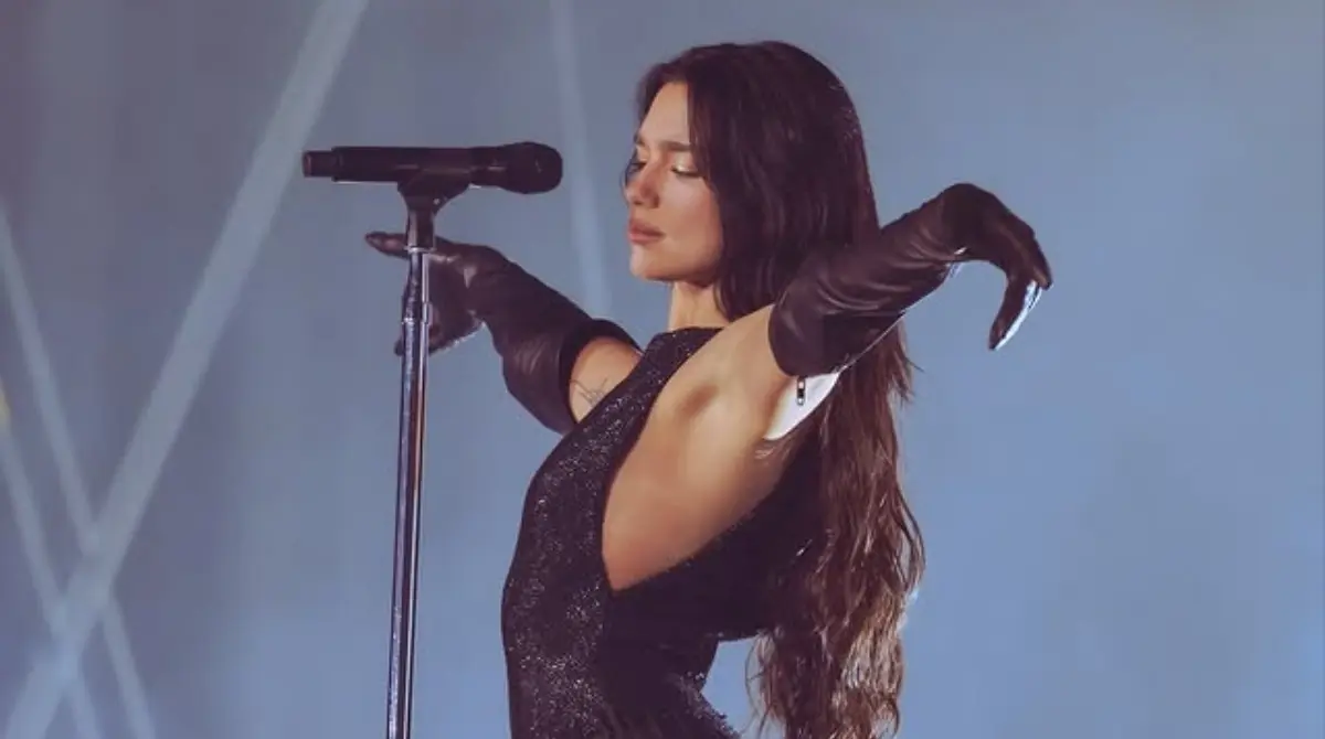  Dua Lipa brilla con propia luz en el escenario 