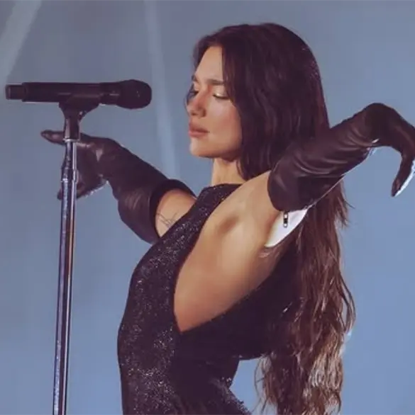 ¿Por qué Dua Lipa canta canciones del país al que va?