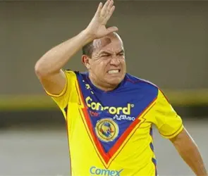 VIDEO: Cuauhtémoc Blanco noquea a portero de Chivas en juego de leyendas
