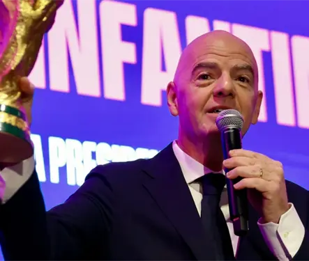 Infantino ser&aacute; investigado por premiar a Donald Trump