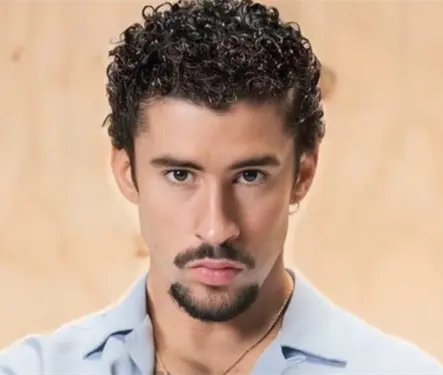 VIDEO: Bad Bunny se cae en su primer concierto de CDMX