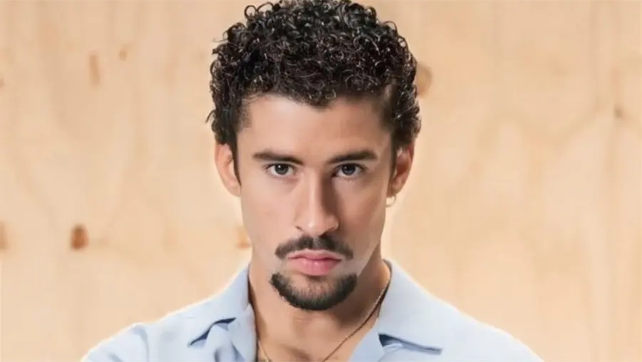 VIDEO: Bad Bunny se cae en su primer concierto de CDMX