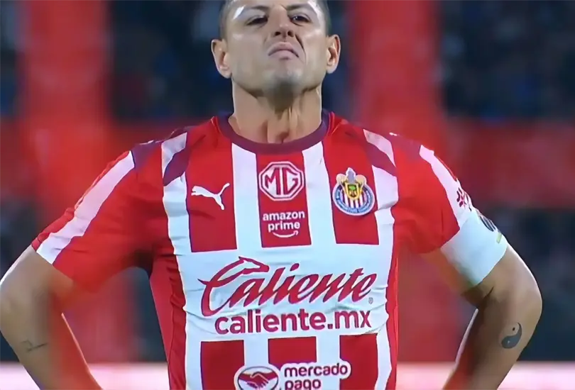 Las fallas de Chicharito durante su tiempo en Chivas incluyeron lesiones, funas y momentos que marcaron su segundo ciclo con el Rebaño.
