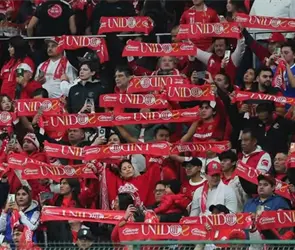 Afición de Toluca explota por condiciones de la cancha del Volcán