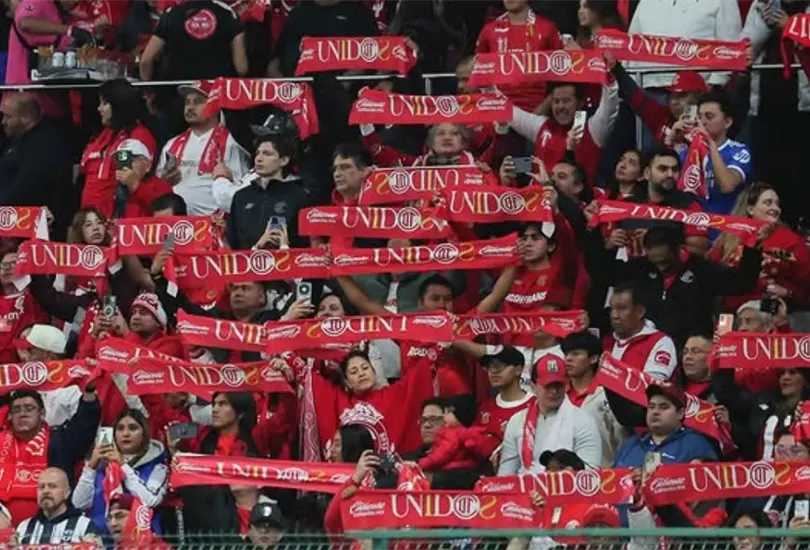 La afición del Toluca expresó su enojo por el estado de la cancha del volcán La afición del Toluca expresó su enojo por el estado de la cancha del volcán