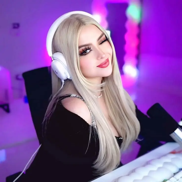 Ari Gameplays dobla a una fan de Foxy en el evento del FazFest y Fedelobo dobla a Robert. <br>