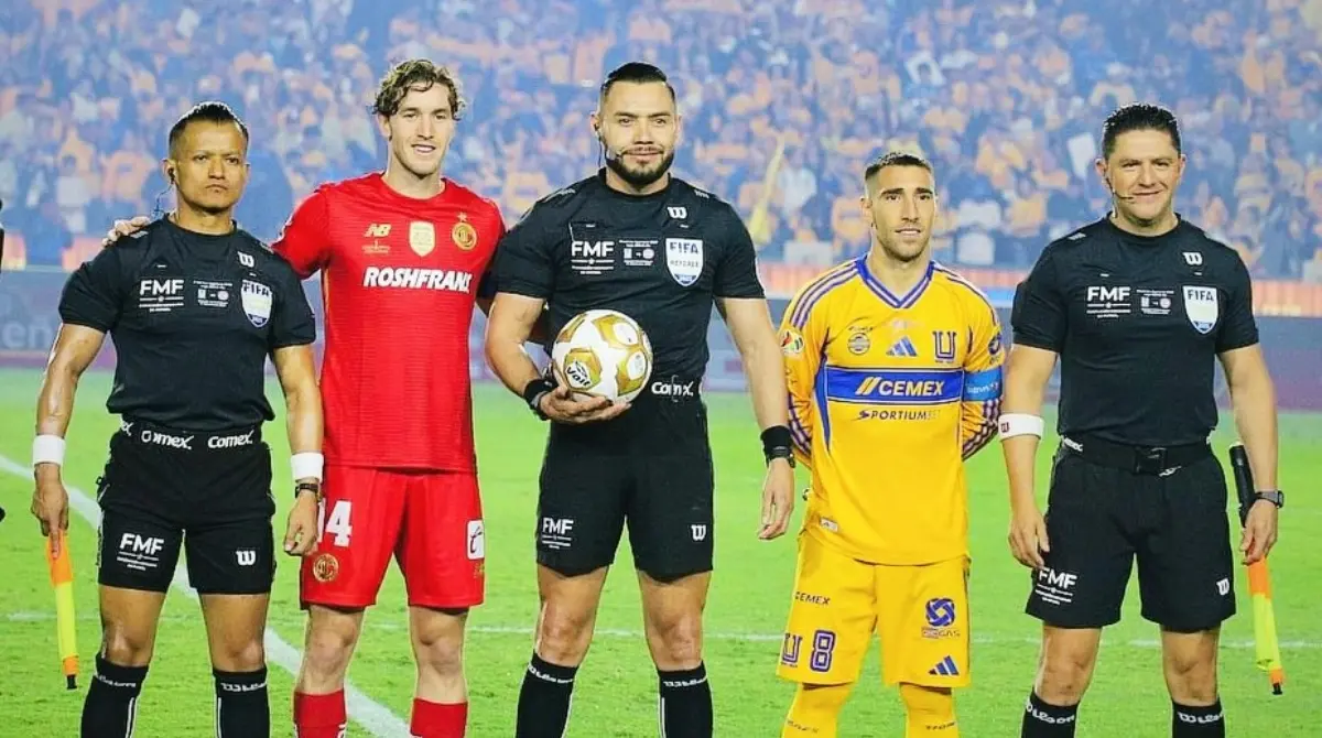  El 'Gato' Ortiz generó revuelo por sus decisiones en el partido de ida de la Final del Apertura 2025 