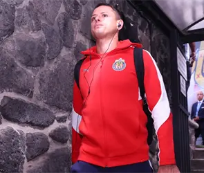 Chivas realiza pruebas m&eacute;dicas y sorprenden con el reemplazo de Chicharito