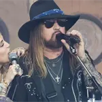 Billy Ray Cyrus exige gastos legales a supuesta madre de Miley