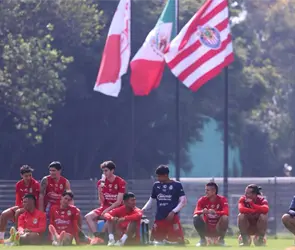 Futbolistas de Chivas que ser&aacute;n dados de baja para el Clausura 2026