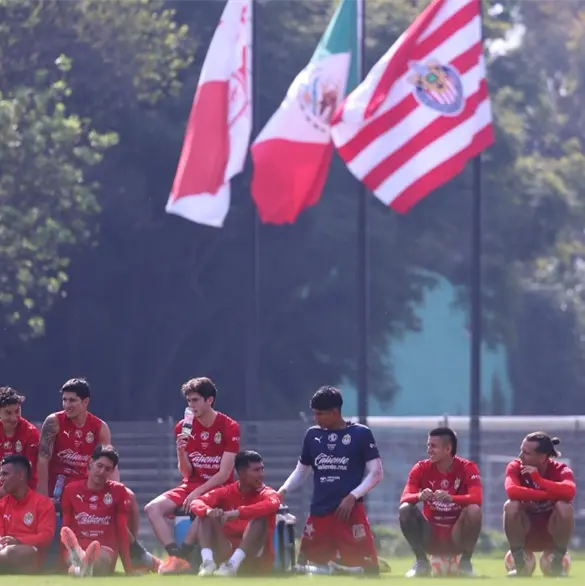 Futbolistas de Chivas que ser&aacute;n dados de baja para el Clausura 2026
