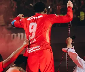 Alexis Vega desata controversia al lanzar billetes en festejo del bicampeonato