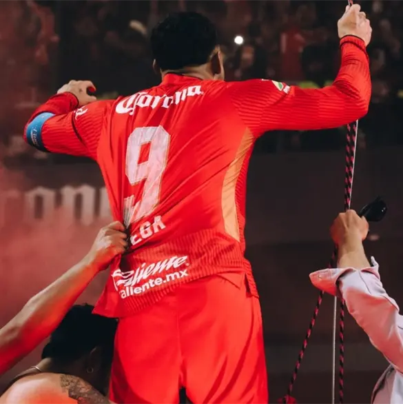 Alexis Vega desata controversia al lanzar billetes en festejo del bicampeonato Alexis Vega desata controversia al lanzar billetes en festejo del bicampeonato