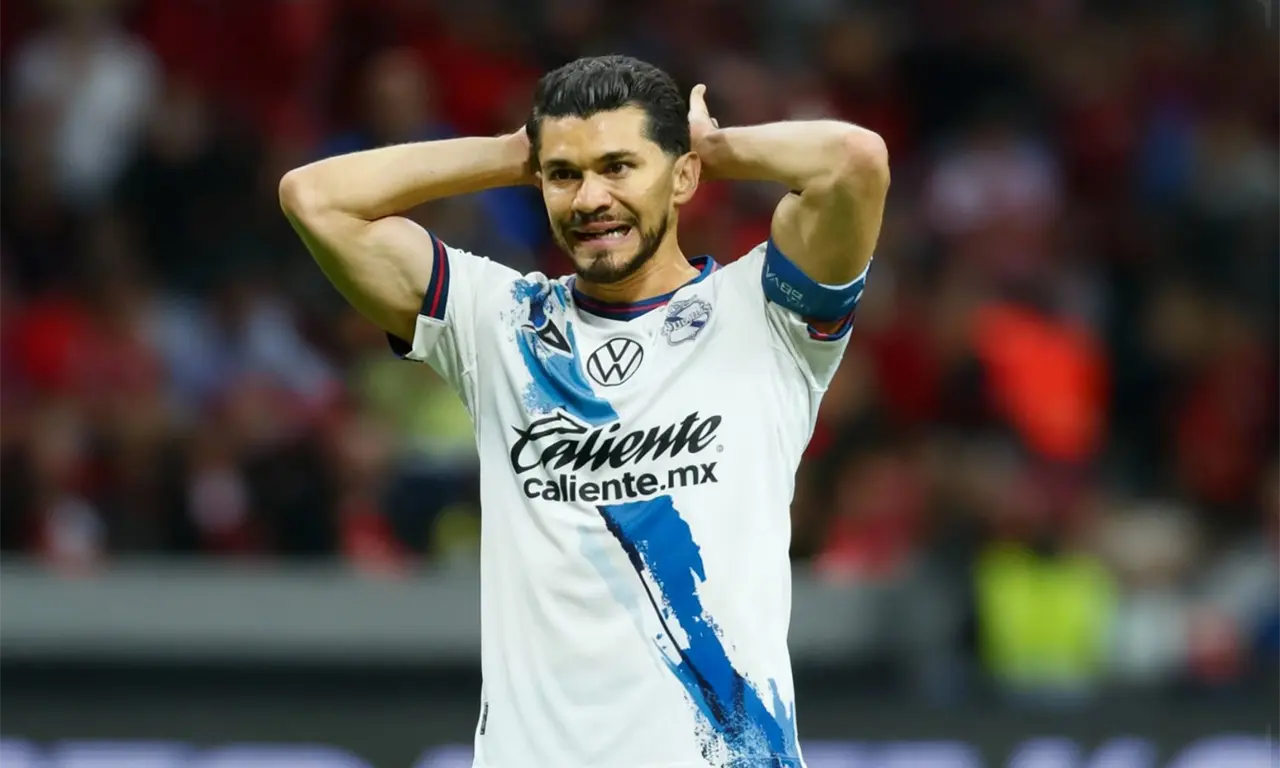  Henry Martín atraviesa un momento complicado en el América y, según versiones, el Puebla analiza ficharlo rumbo al próximo torneo. 