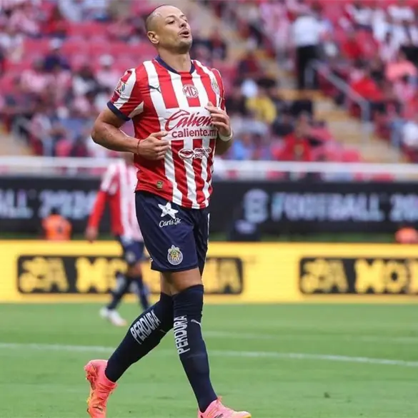 Chicharito Hern&aacute;ndez: Los 5 momentos que marcaron su ca&iacute;da en Chivas