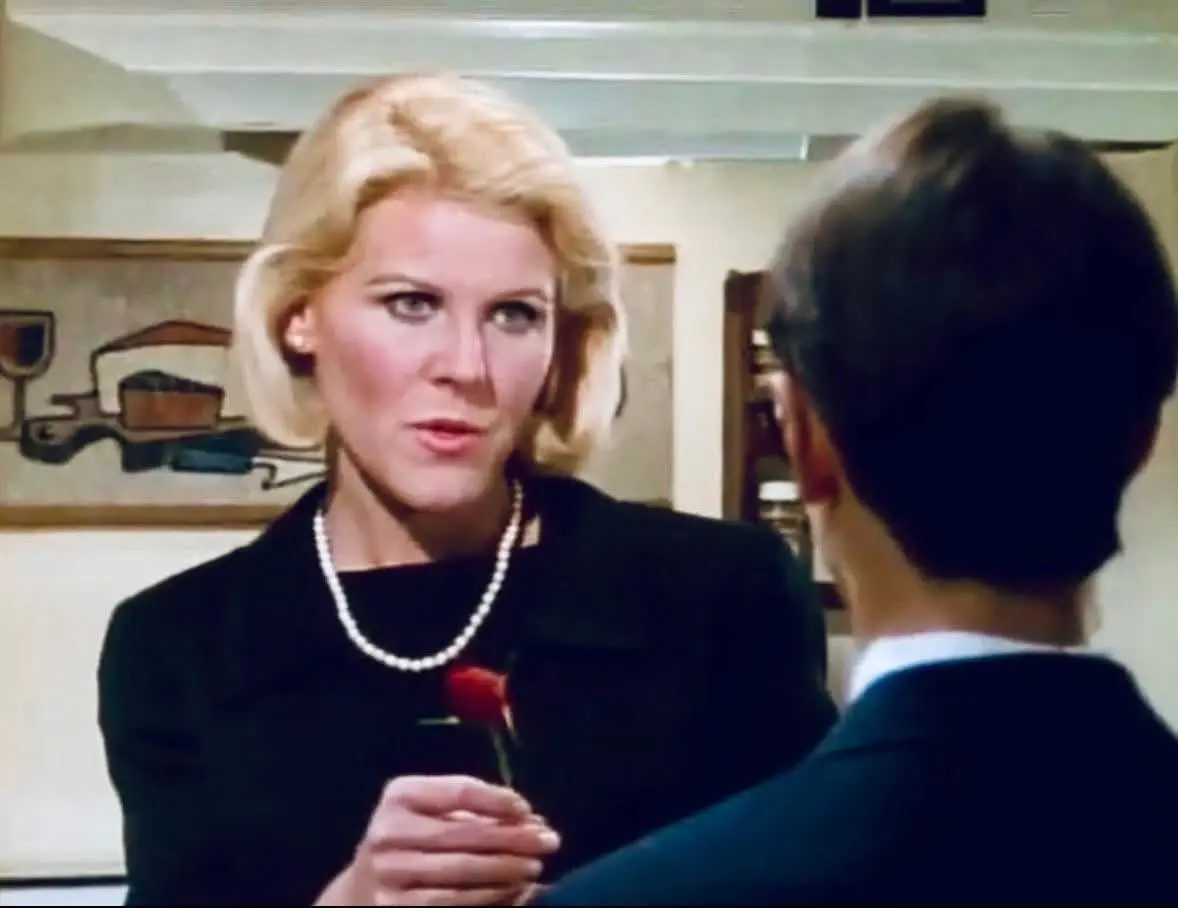 Alley Mills se tiñó el cabello tres veces hasta encontrar el rubio perfecto.