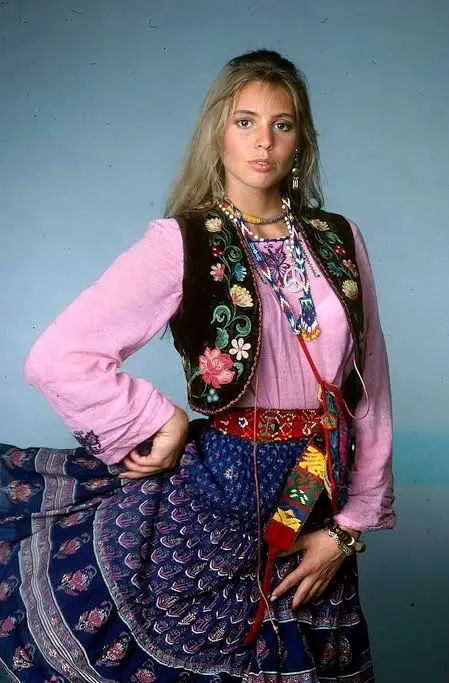 A Olivia d’Abo le pusieron extensiones porque en la vida real llevaba el pelo corto, pero Karen debía verse como toda una hippie.
