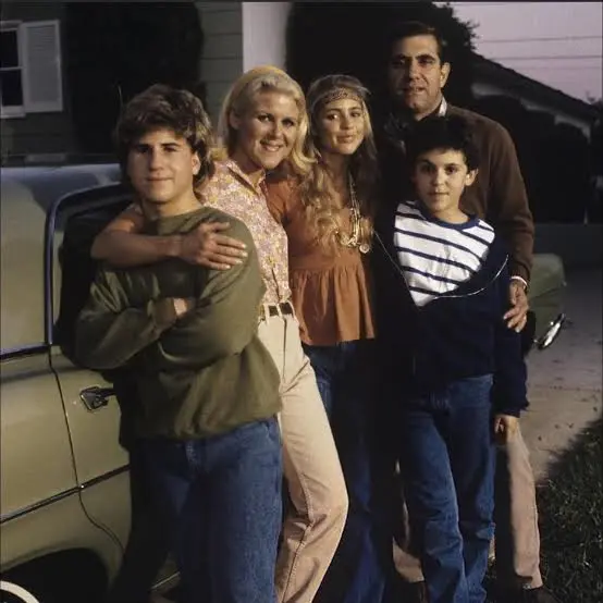 Muchas escenas se grababan por separado porque varios actores eran menores de edad y tenían horarios limitados.