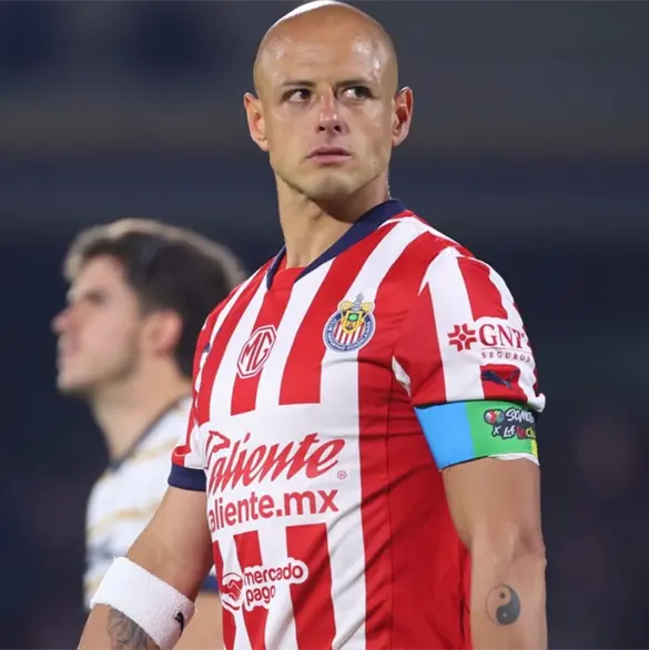 Chicharito reaparece tras su pol&eacute;mica salida de Chivas como villano