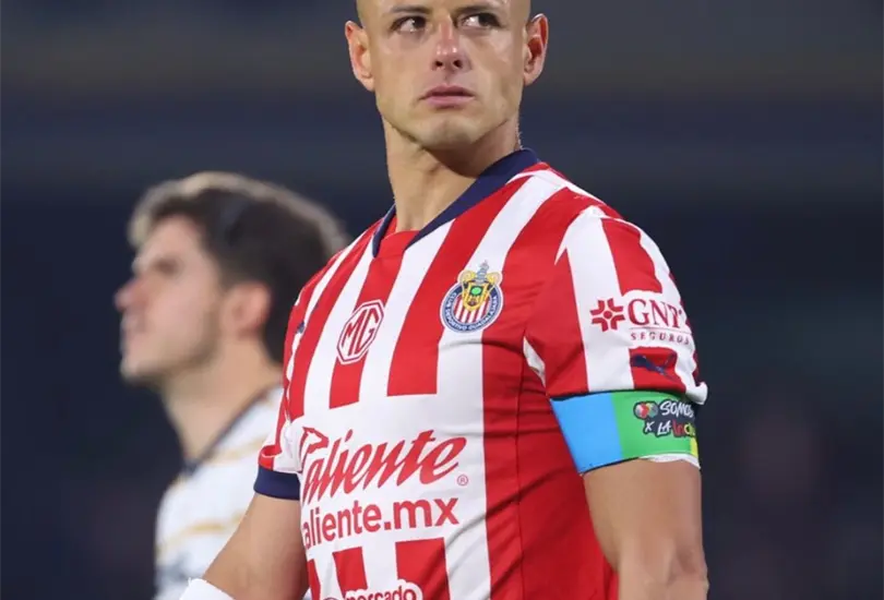 Chicharito reaparece tras salida de Chivas